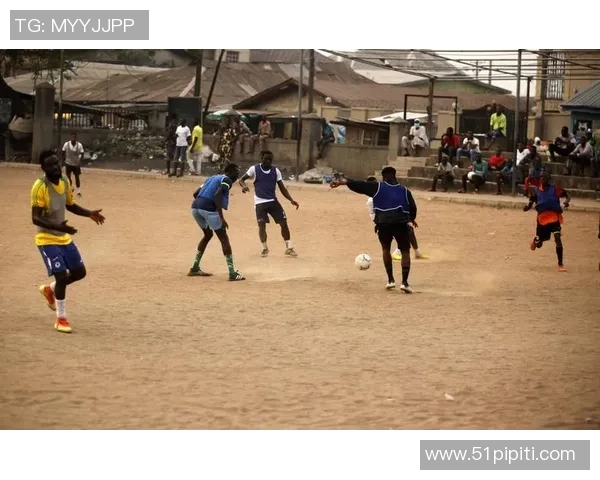 足球明星化身普通人挑战街头踢球节目引发热潮与欢笑